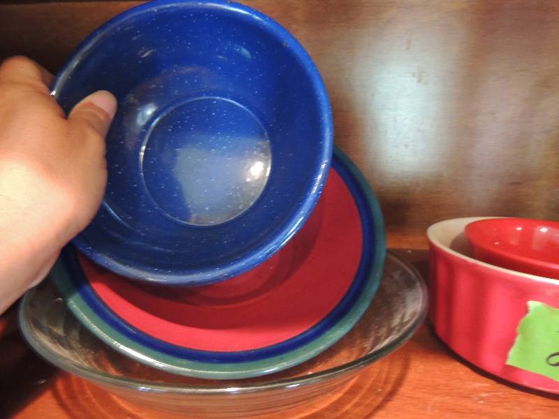 lot 299 image: Red bowl, 2 speckled bowls, 1 Bundt pan, green bowl and clear bowl.