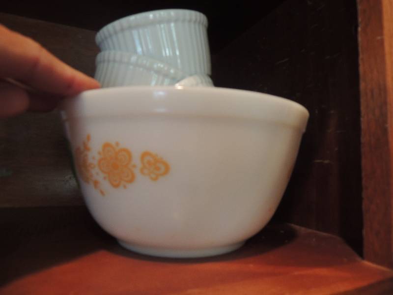 lot 301 image: Applica muffin crepes (France) x 4 1 12 pint pyrex bowl and 1 12 QT. pyrex bowl