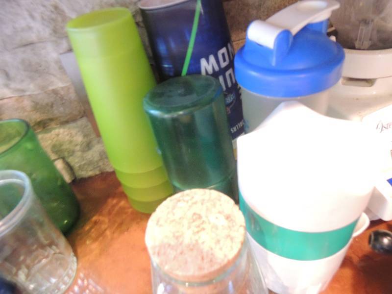 lot 308 image: Corked jar, juicer, thermos, 2 green cups, 2 lime green cups and more