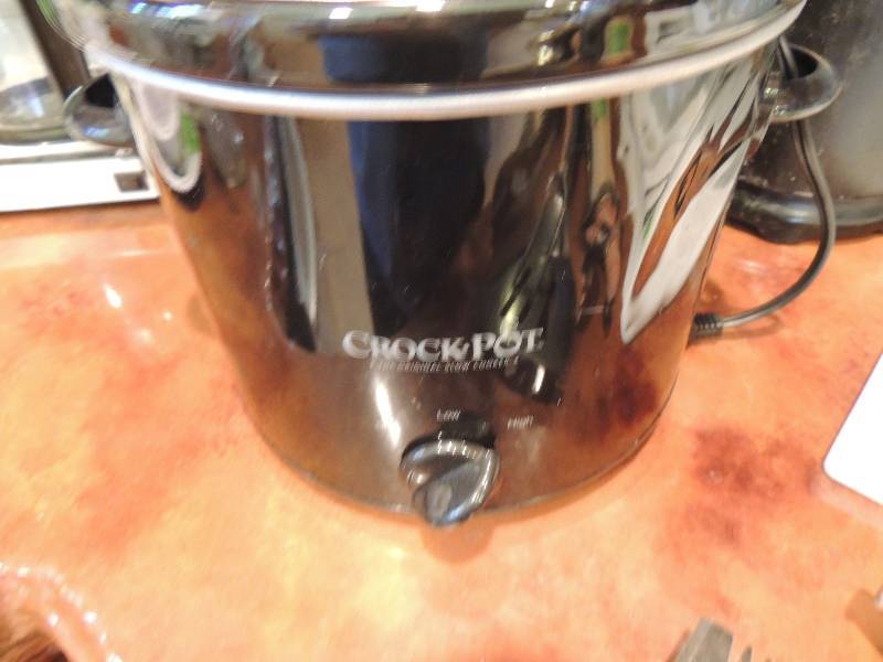 lot 314 image: Crock Pot New with book, and Presto Fry Daddy