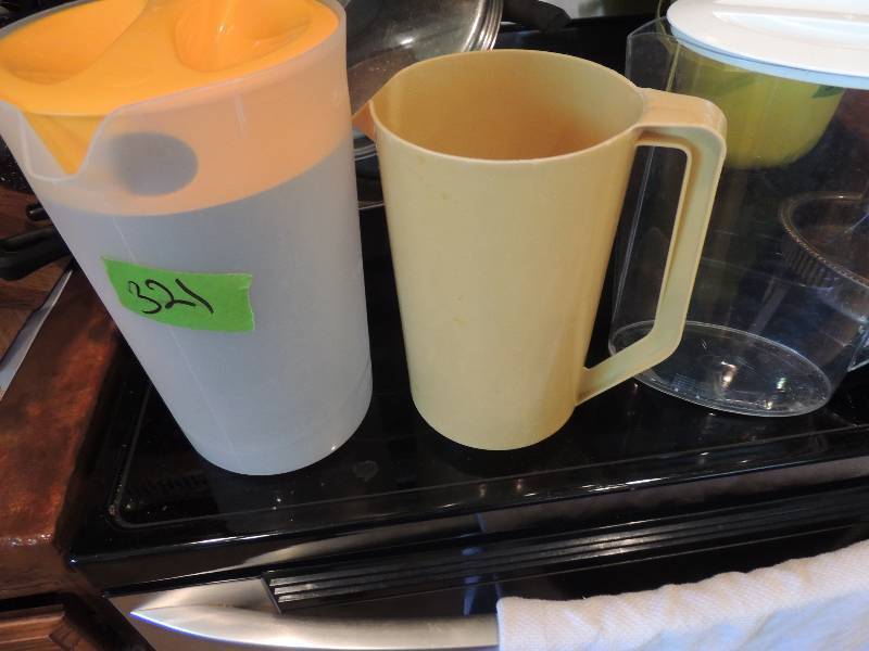 lot 321 image: Rubbermaid 3 L pitcher, 2 qt. pitcher Brita water pitcher