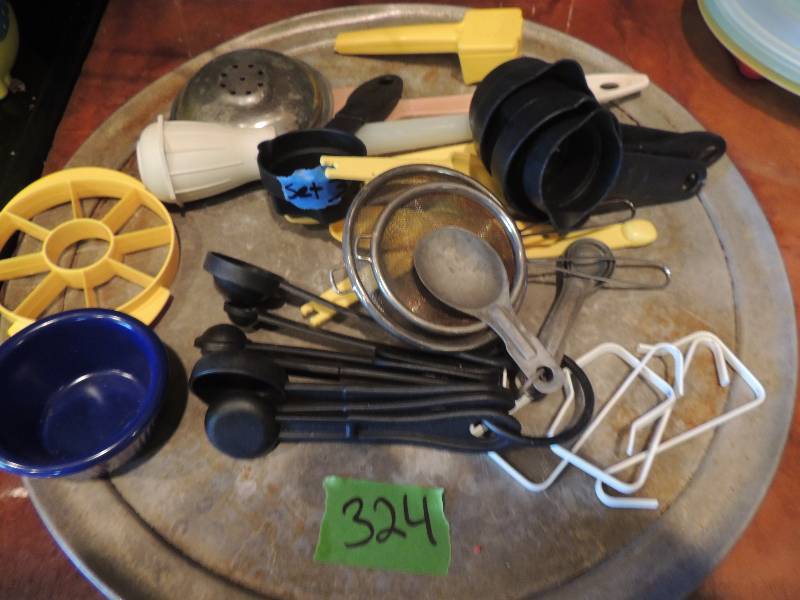 lot 324 image: Pizza pan, measuring cups, dip bowl, baster and cabinet hooks