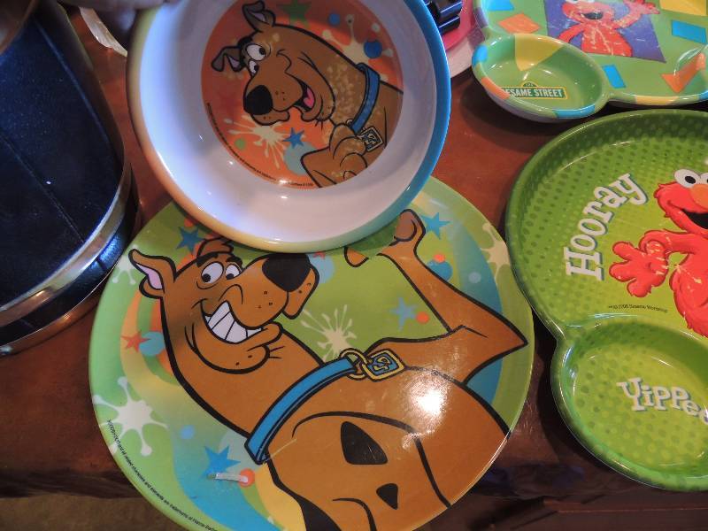 lot 329 image: 2 Elmo plates 1 scobby doo plates and bowl