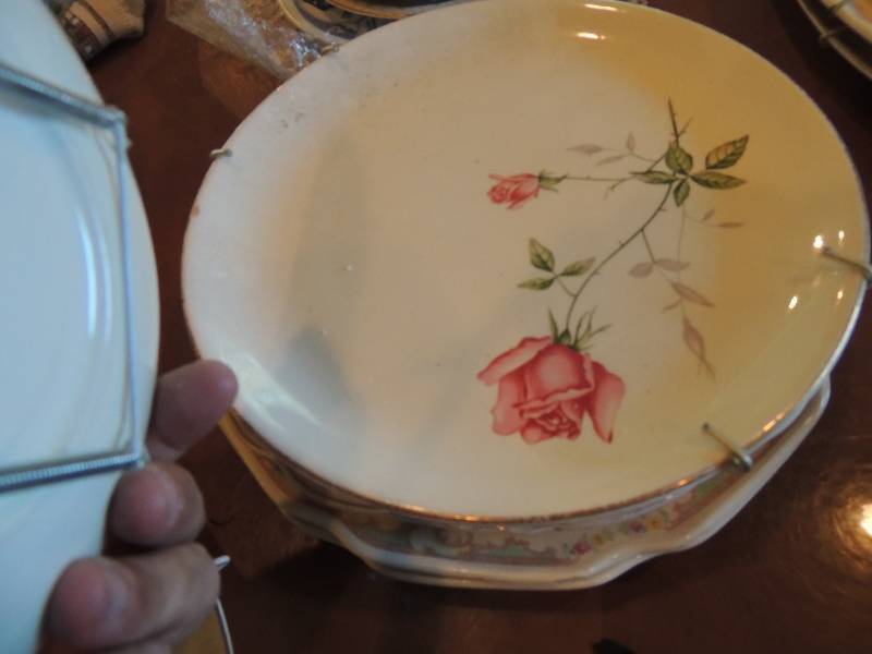 lot 334 image: 4 wall DISPLAYED PLATES  and 2 matching plates