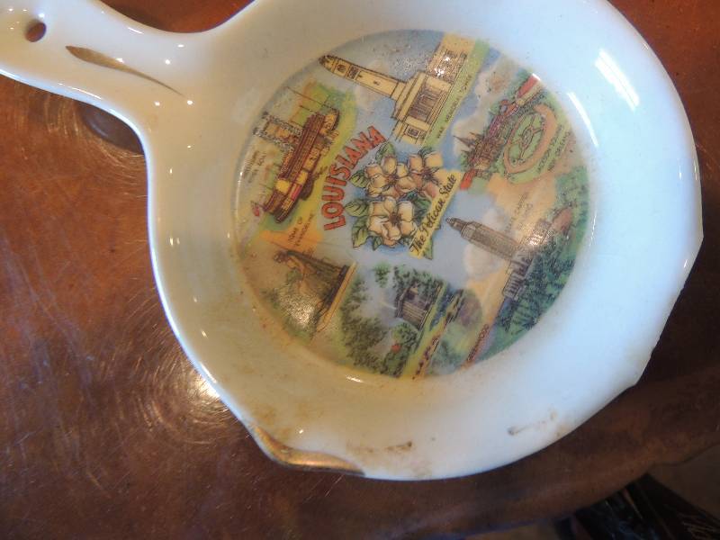 lot 337 image: Louisiana ashtray, New Orleans plate, wall pocket and more