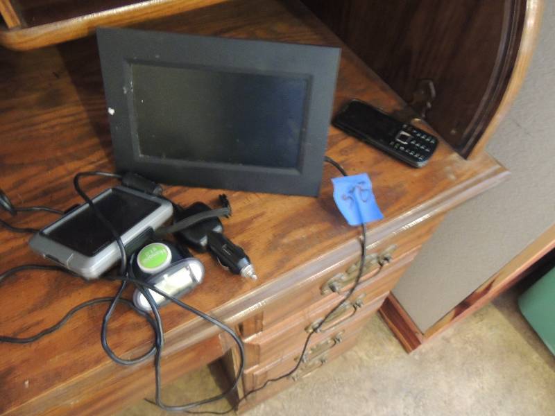 lot 373 image: Sylvania digital PHOTO  ALBUM  and mountable GPS for car