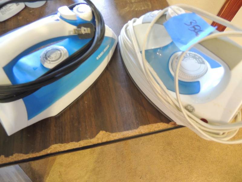 lot 386 image: GE 6 setting steam iron and Black and decker steam iron