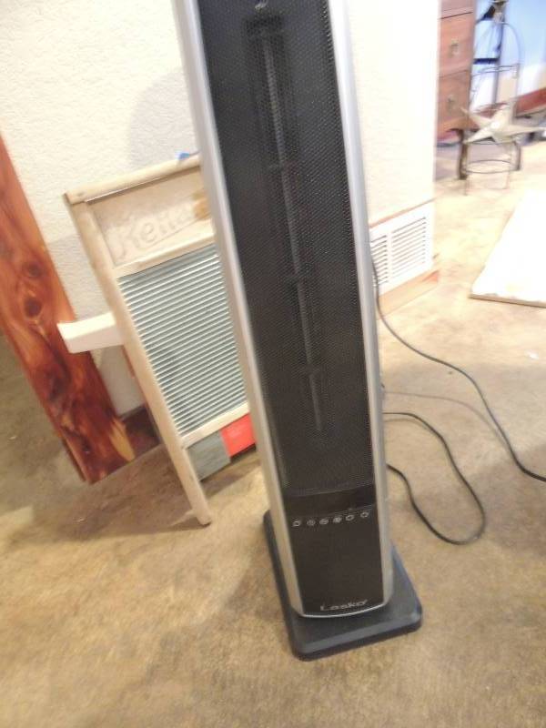 lot 393 image: Lasko Heater
