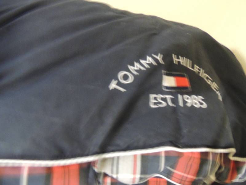 lot 402 image: Tommy Hilfiger Queen size comforter