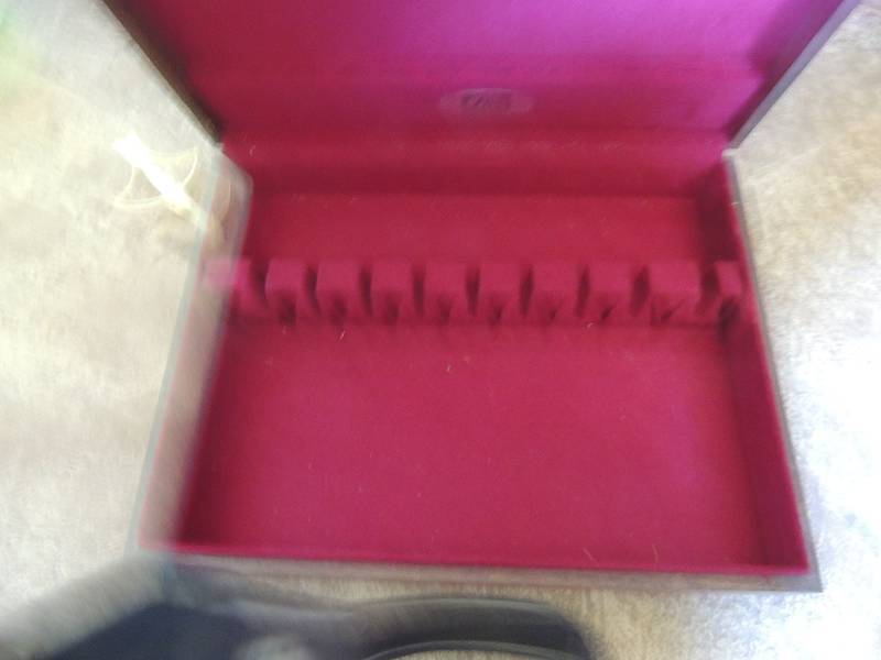 lot 411 image: Fashion manor cutlery box with anti tarnish liner