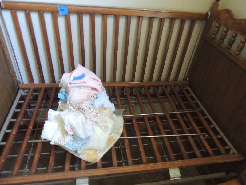 lot 414 image: BABY BED  SOLD AS A DISPLAY OR A DYI PROJECT PIECE