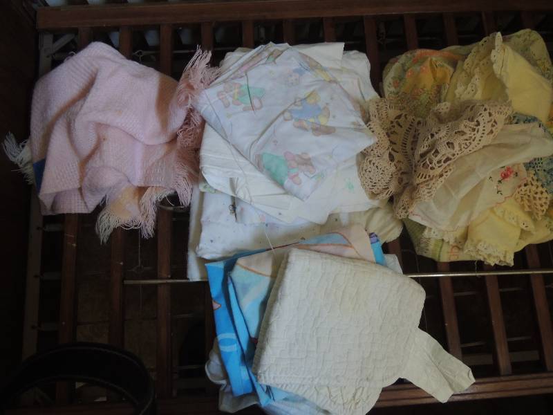 lot 415 image: Baby bed linens, sheets, pillow cases