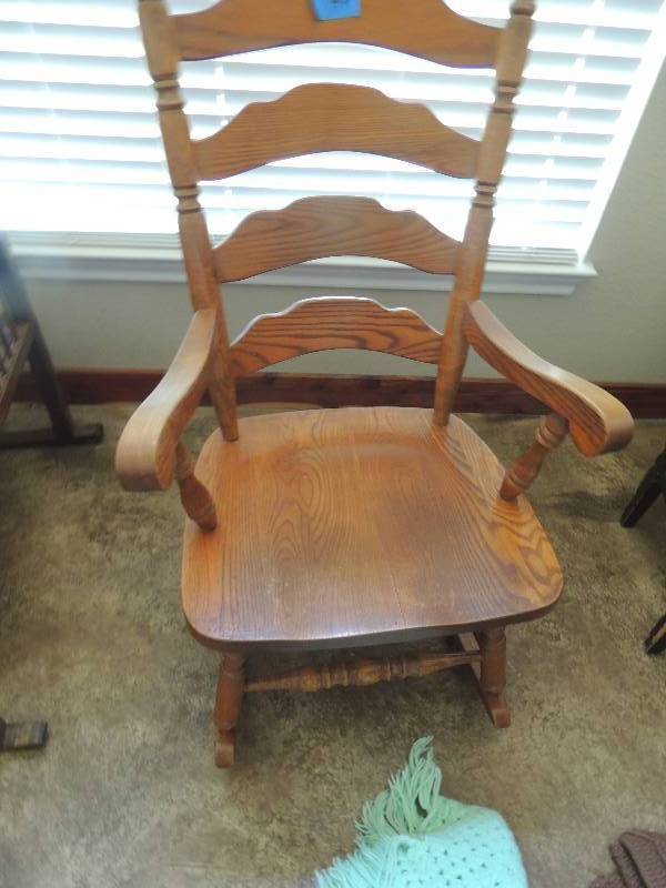 lot 417 image: Rocking chair