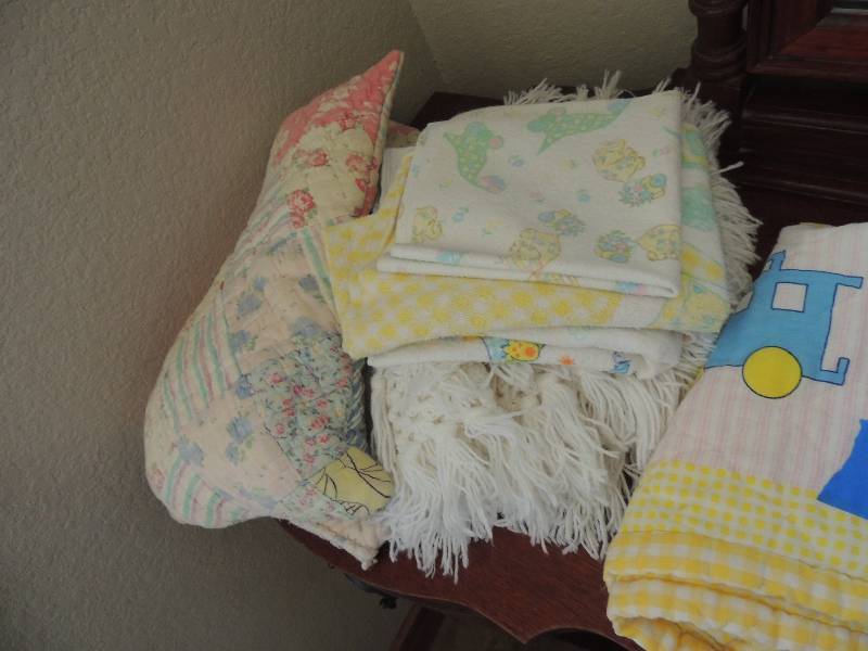 lot 419 image: Handmade quilts x 5 and 1 pillow