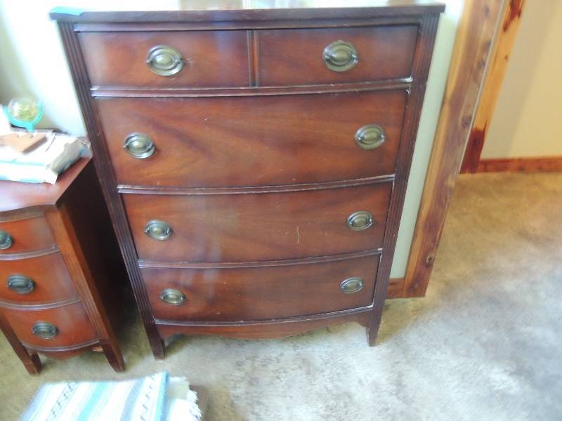 lot 422 image: VINTAGE Chest of drawers 4 drawers 34 x 18 x 47  ( MATCHES 410 & 420) plus picture frame