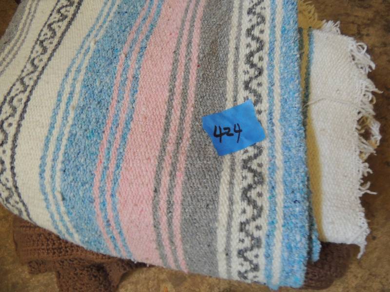 lot 424 image: 3 throw blankets and quilts