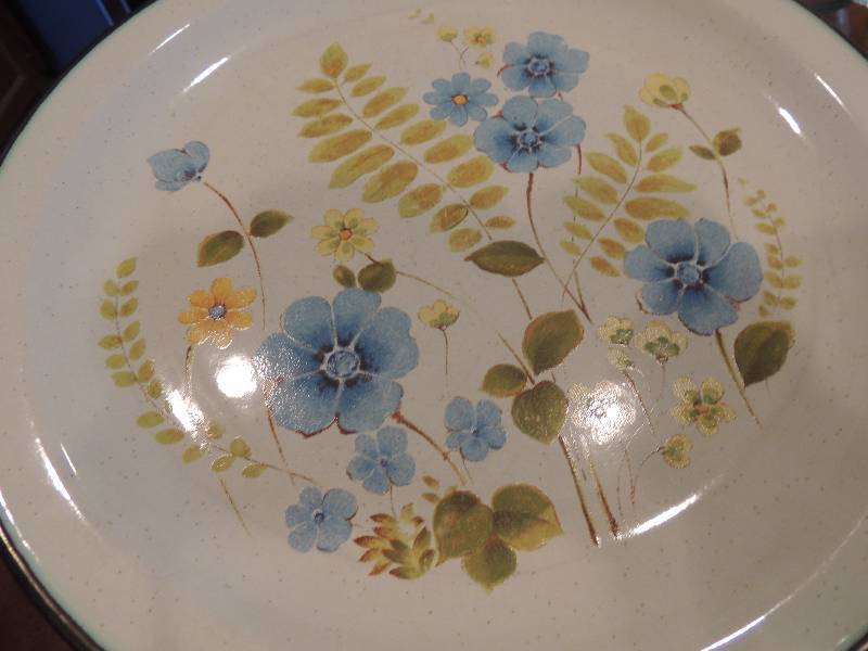 lot 427 image: Villager stoneware 7 dinner plates 3 saucers