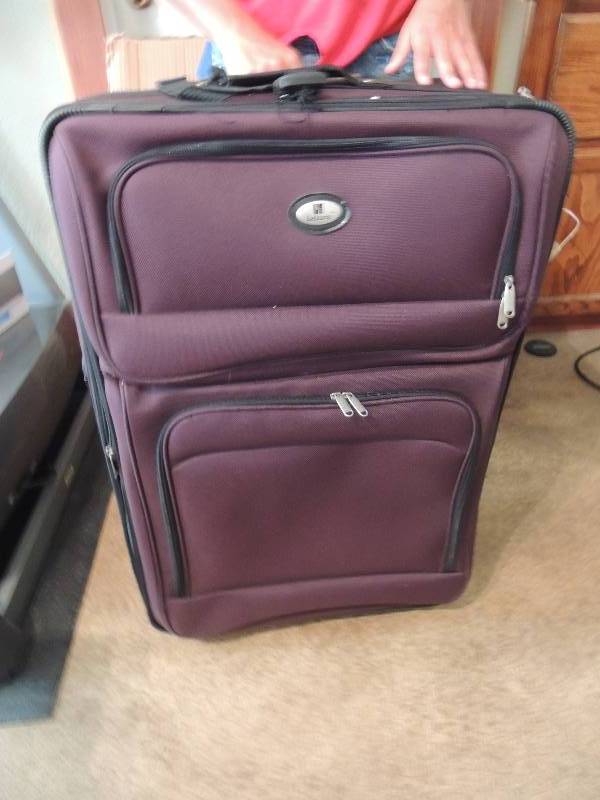lot 450 image: Leisure SUIT CASE  LARGE SIZE - Maroon NIB