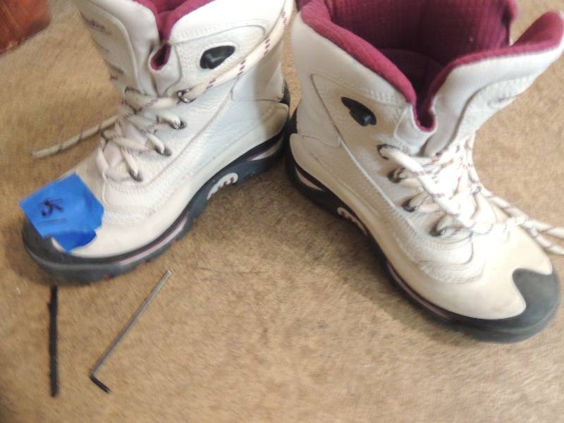 lot 451 image: Womans ski boots  size 6 12,  mens ski boots size 10 with (extra inserts NIB),  ski glasses by scot