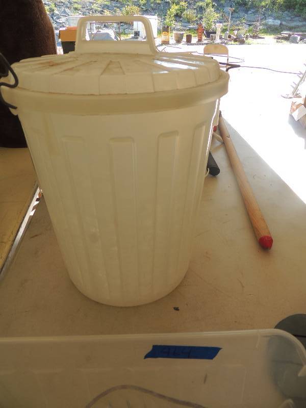 lot 464 image: Plastic serving trays and plastic trash can with lid