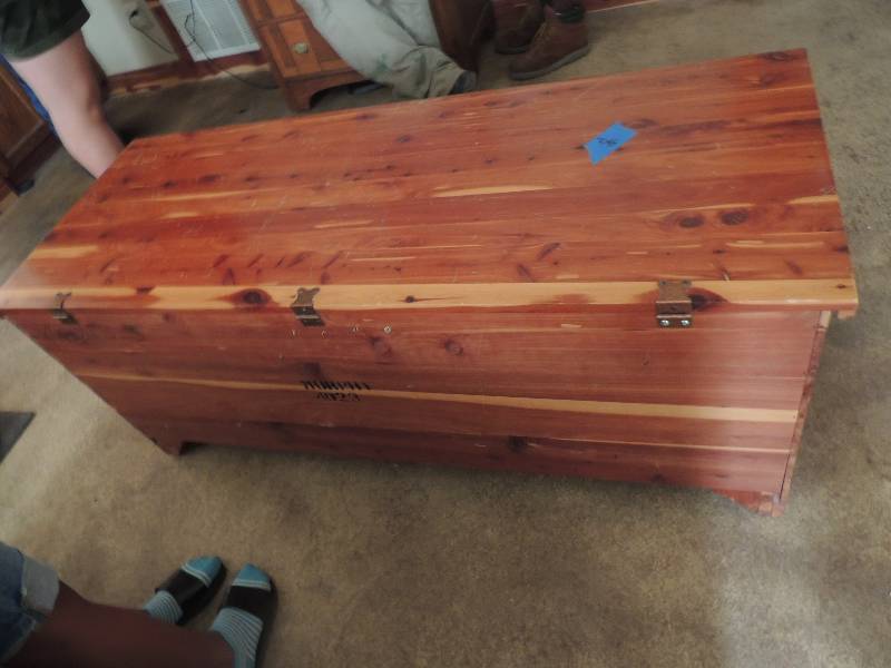 lot 442 image: Nice cedar chest 59x20x55