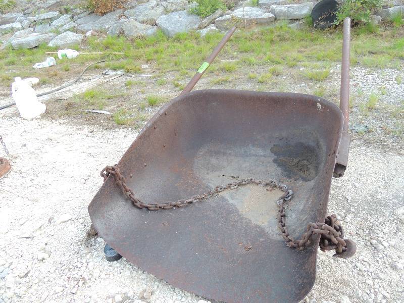 lot 481 image: Metal SCOOP W  chain for tractor