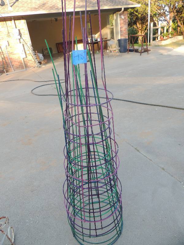 lot 487 image: 5 colorful tomatoes plant cages