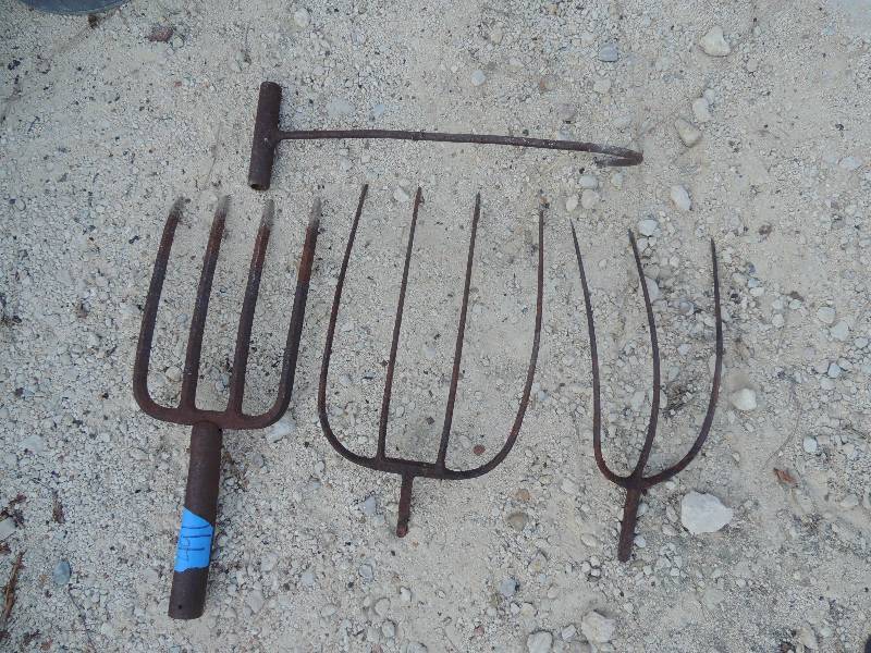 lot 491 image: 3 cattle hay pitch fork -  no handle