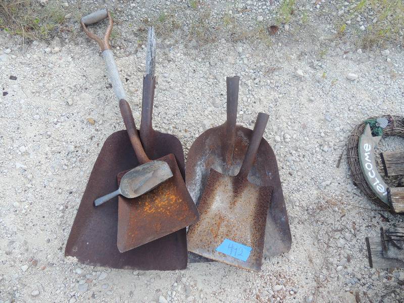 lot 492 image: 4 large farm shovels - no handles