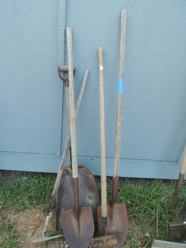lot 504 image: Scraper,3 shovels, and 1 hoe