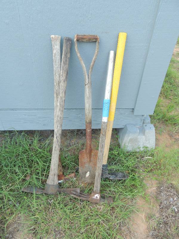 lot 508 image: 4 Axe hammers