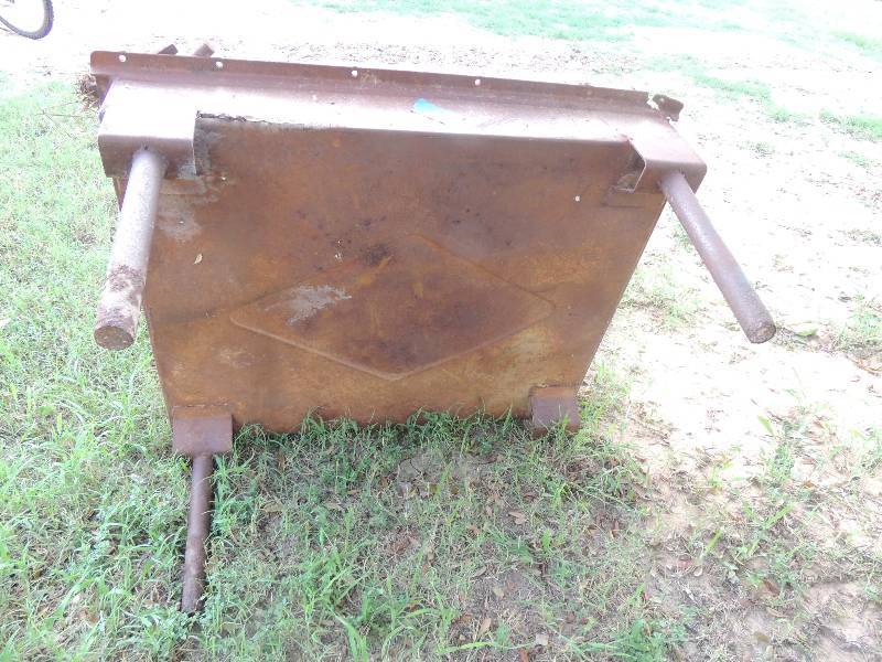 lot 511 image: metal plant stand with one leg missing