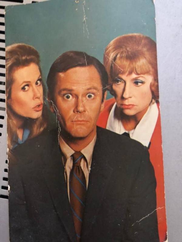 lot 522 image: BEWITCHED POSTCARD - SAMANTAH, DARREN & ENDORA - SIGNED ON BACK, NO COA