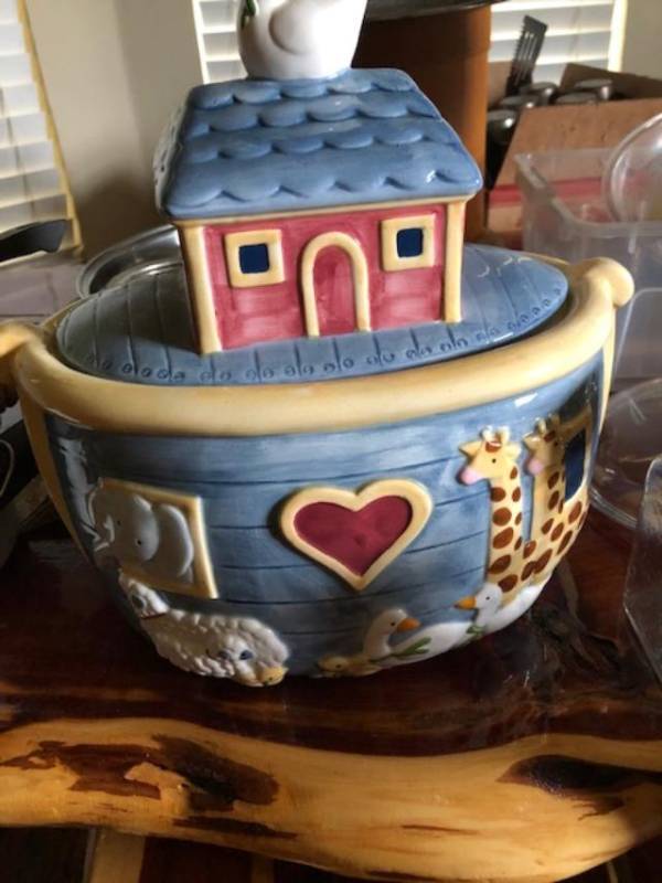 lot 303 image: NOAHS ARK COOKIE JAR
