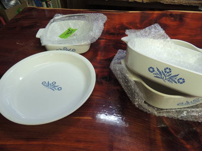 lot 286 image: Corning ware -  pie plate, 8x8 inch, 3qt., and 1 QT. with top