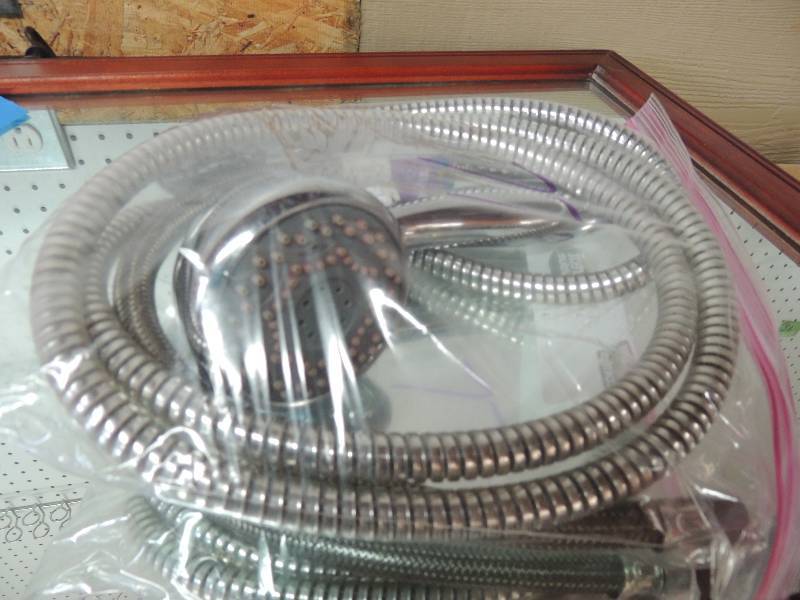 lot 77 image: Showerhead hoses