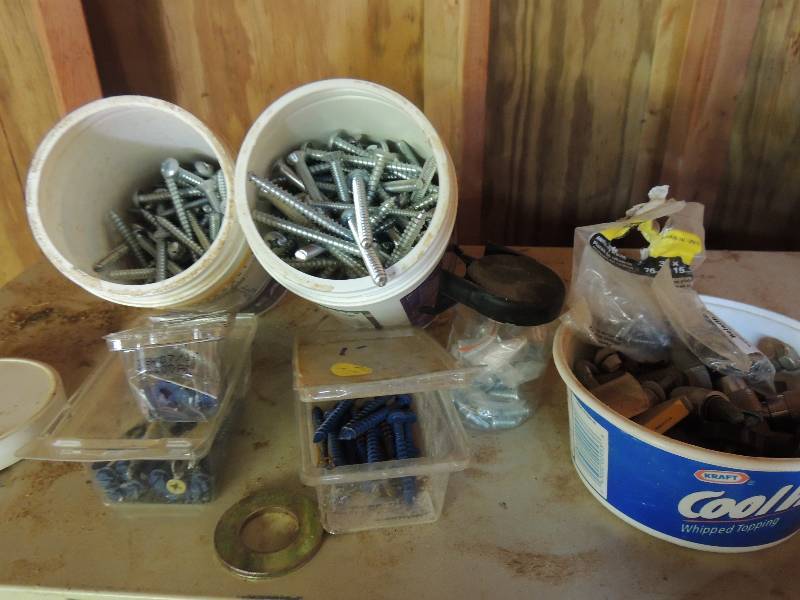 lot 145 image: lot of 3 wood screws, 2 metal screws and concrete screws