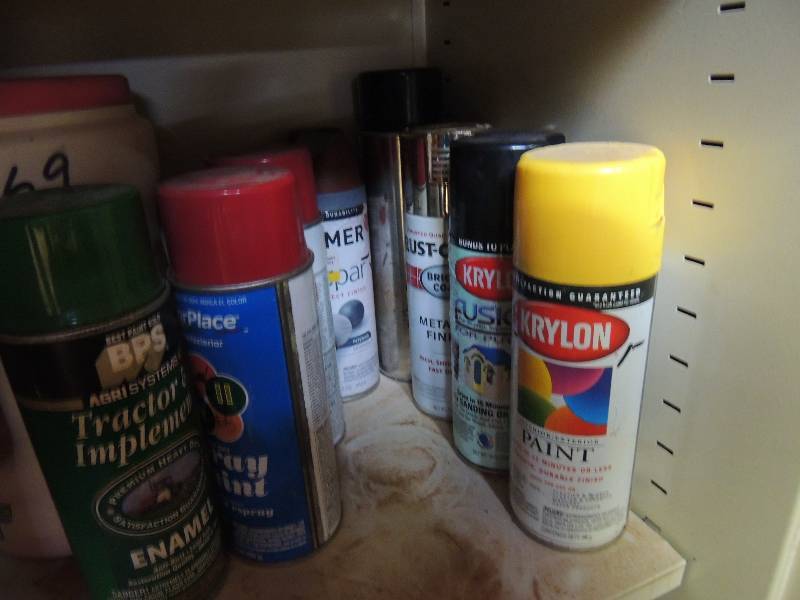 lot 149 image: 8 cans of assorted spray paint