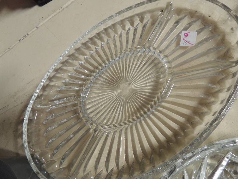 lot 370 image: Pressed glass bowls x 5  large and 3 small 1 wine caddy