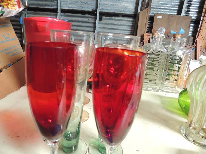 lot 384 image: 4 pink long stem Champane flutes, 2 beer glasses and 2 stemmed red wine glasses