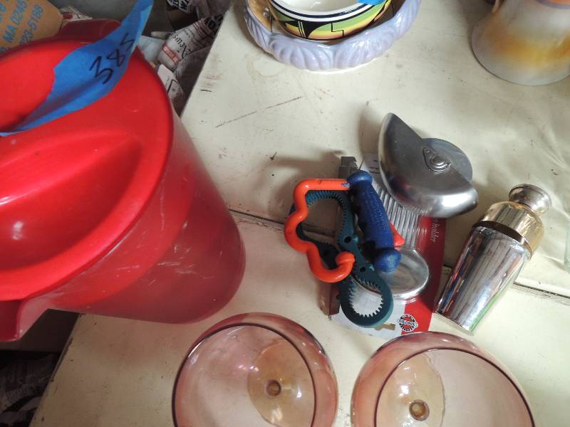 lot 385 image: Kitchen utensils galore