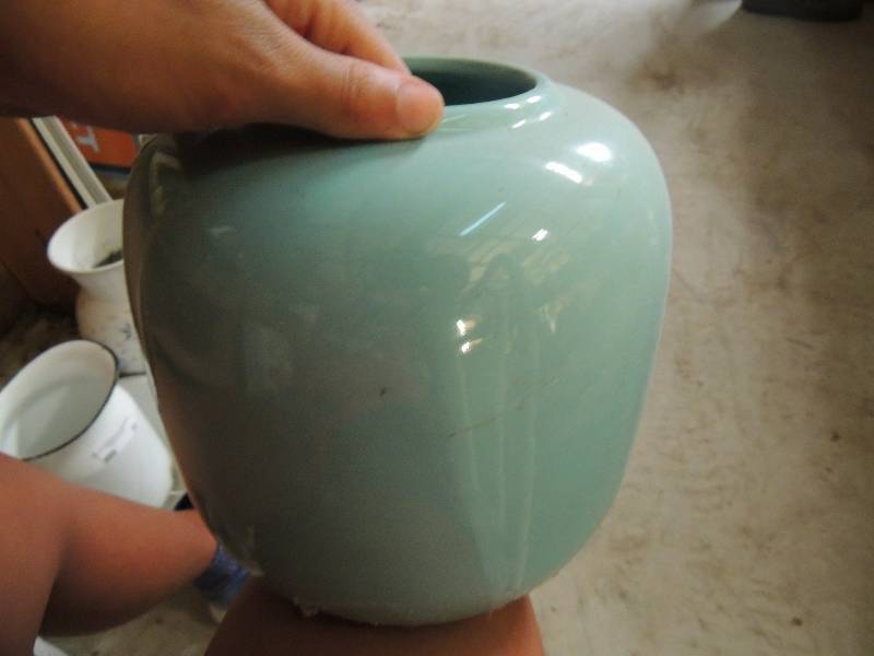 lot 64 image: 2 Large vases