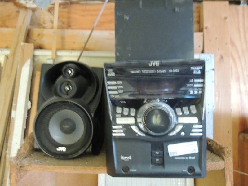 lot 68 image: JVC MP3 stereo and 2 speakers
