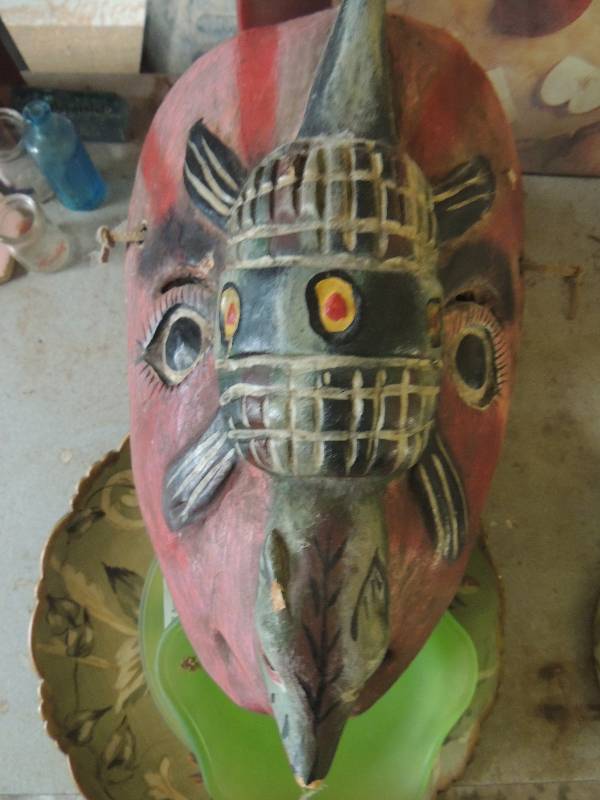 lot 82 image: African mask with bird