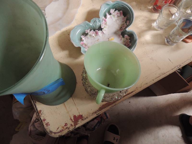 lot 403 image: Green glass vase, green coffee Jada cups trinket dish flowers
