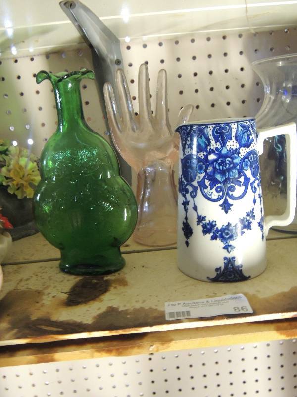 lot 86 image: Blue and white cream pot, pink hand ring holder, green glass vase