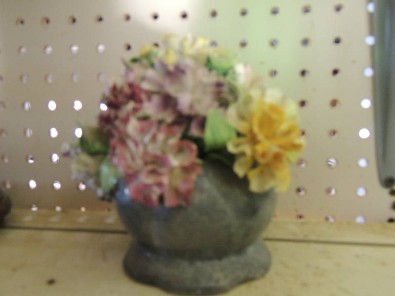 lot 87 image: Pink flower trinket and more