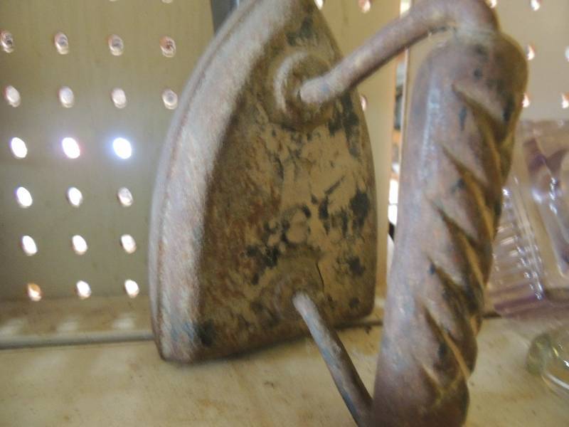 lot 90 image: 2 vintage irons
