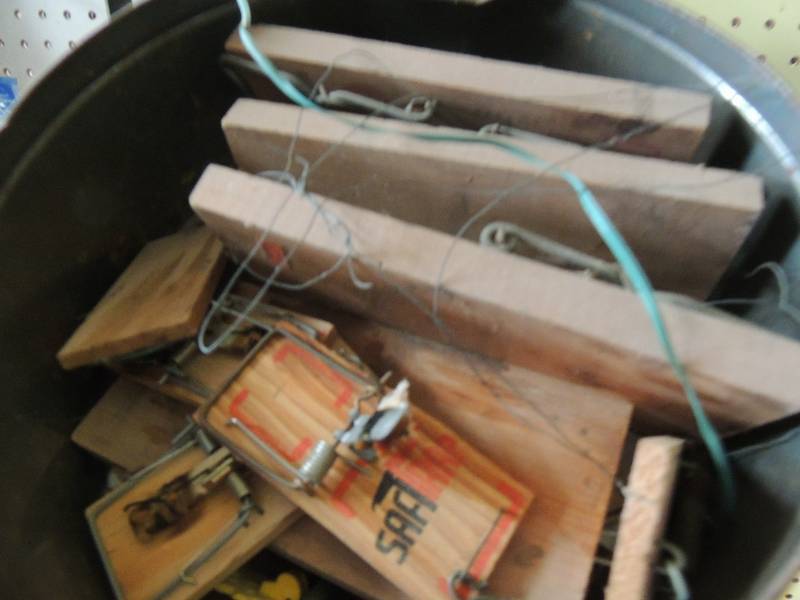 lot 94 image: Mouse and rat traps