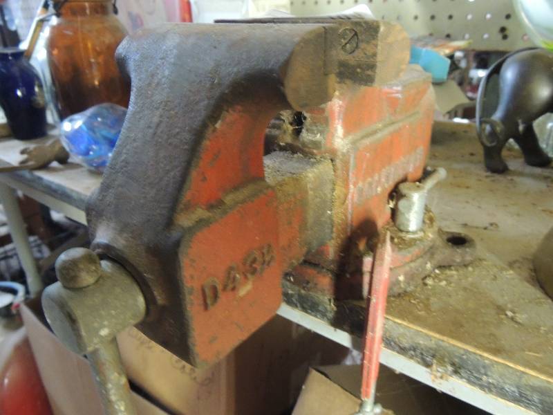 lot 104 image: Medium size vice